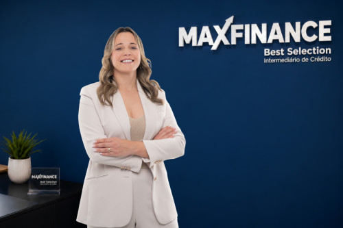Consultora da MaxFinance Best Selection em fotografia profissional com fundo azul e logótipo da marca.