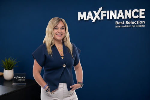 Broker da MaxFinance Best Selection em fotografia profissional com fundo azul e logótipo da marca.
