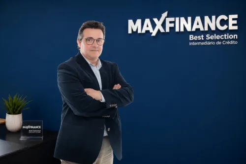 Consultor da MaxFinance Best Selection em fotografia profissional com fundo azul e logótipo da marca.