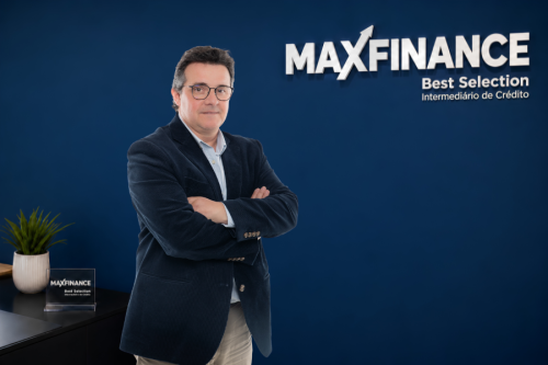Consultor da MaxFinance Best Selection em fotografia profissional com fundo azul e logótipo da marca.